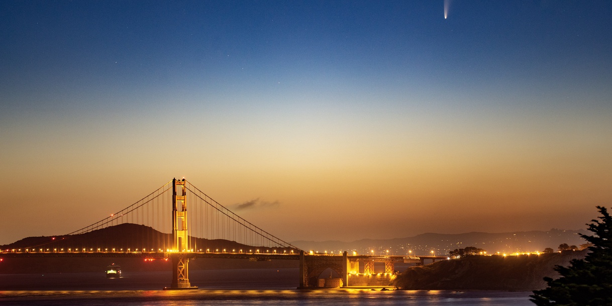 Komet NEOWISE über der Golden Gate Bridge von San Francisco