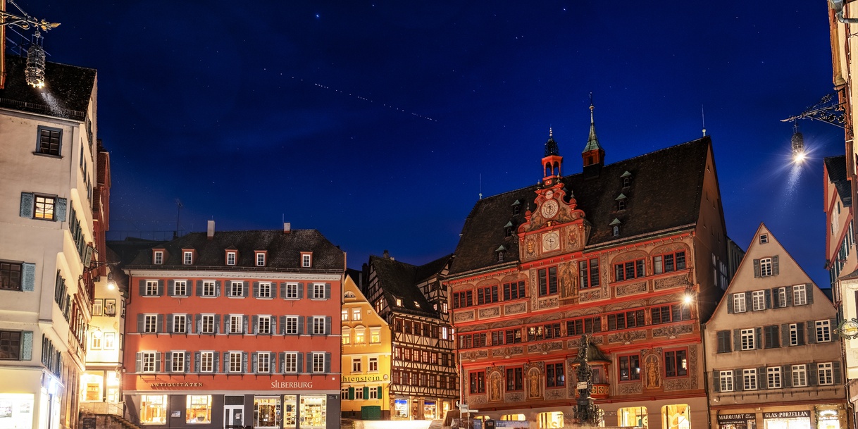 Starlink über dem Rathaus in Tübingen (24.04.2020)